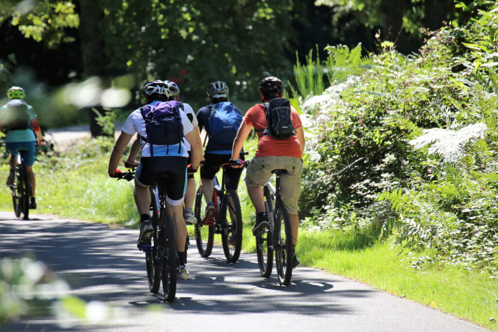 Groupe de personnes à vélo