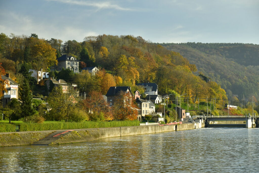 Quelques bâtisses typiques dissimulées dans la végétation luxuriante d'automne dans la vallée de la Meuse à Lustin