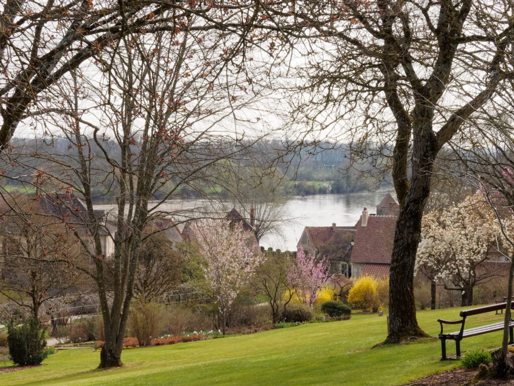 La rivière l'Allier au dessous du parc floral d'Apremont-sur-Allier dans le Cher