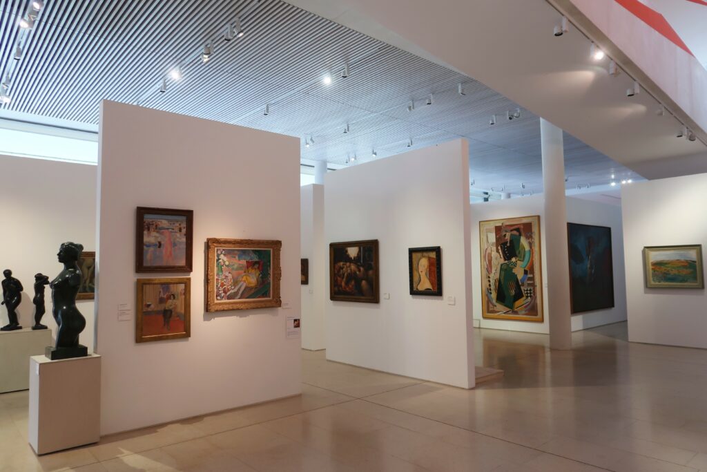 Salle d’exposition de tableaux et de sculptures à l’intérieur du musée des beaux-arts de la ville de Nancy