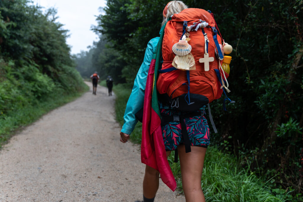 Jeune femme sur la route de Jacques de Compostelle