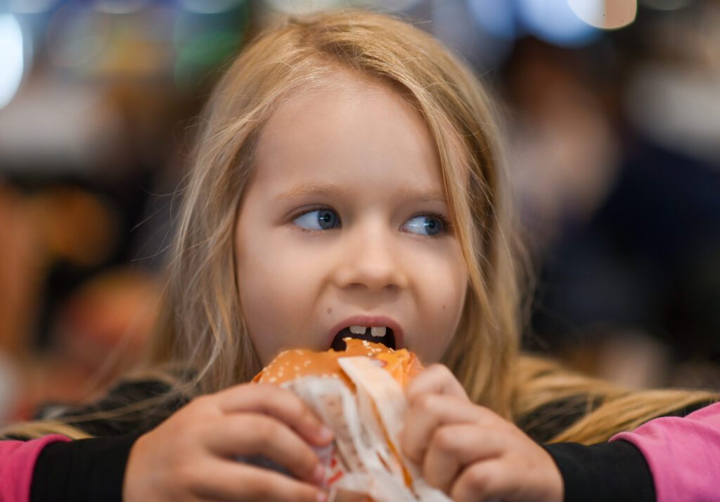 Petite fille en train de déjeuner 