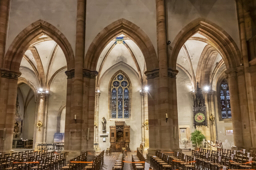 L'intérieur de  la collégiale Saint-Martin