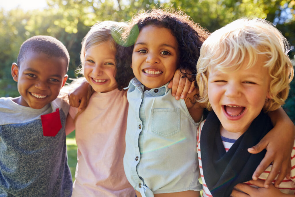 Enfants dans un espace vert