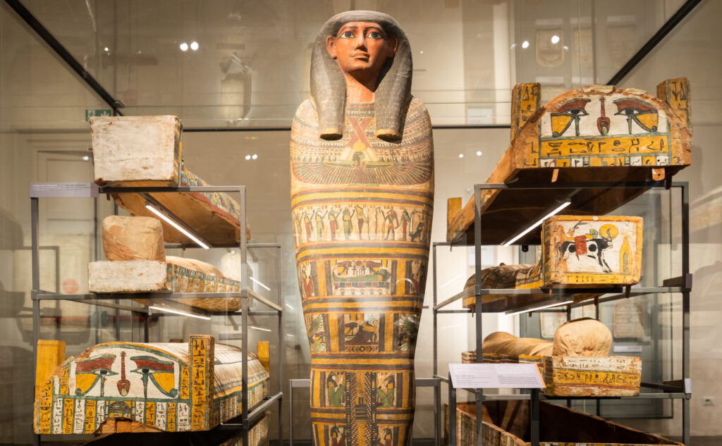 Tombe dans un musée égyptien
