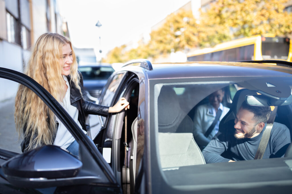 Jeune femme montant en voiture