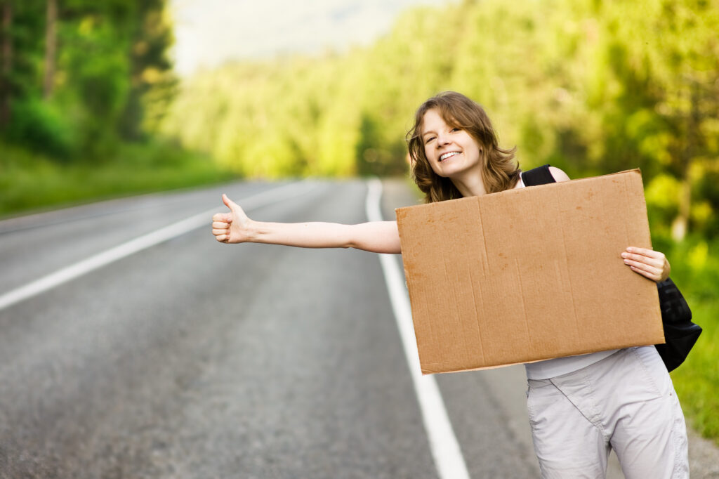 Jeune femme faisant de l'autostop