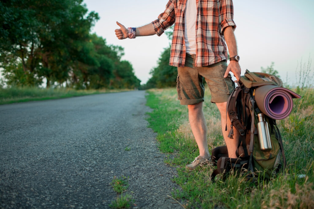 Jeune homme faisant de l'auto stop