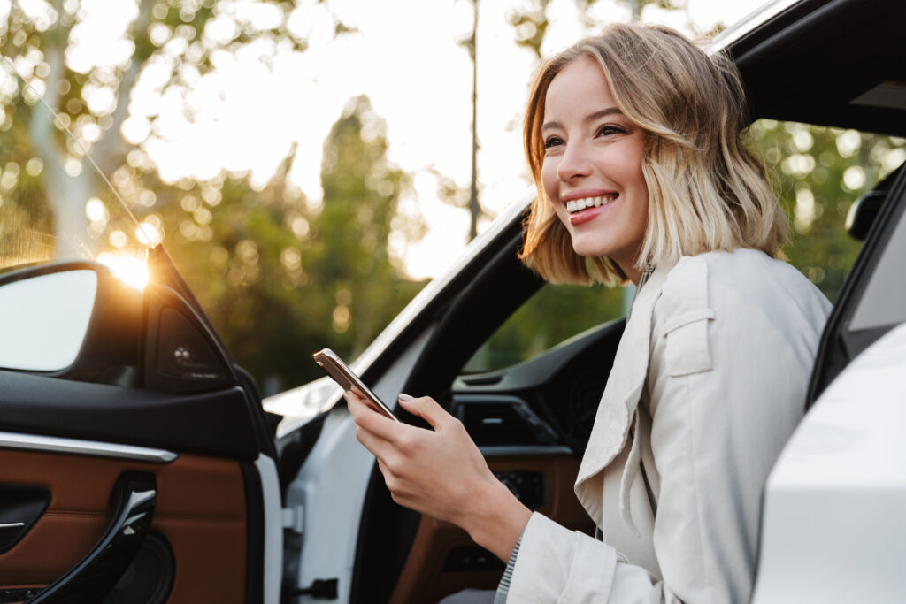 Jeune femme sur son téléphone