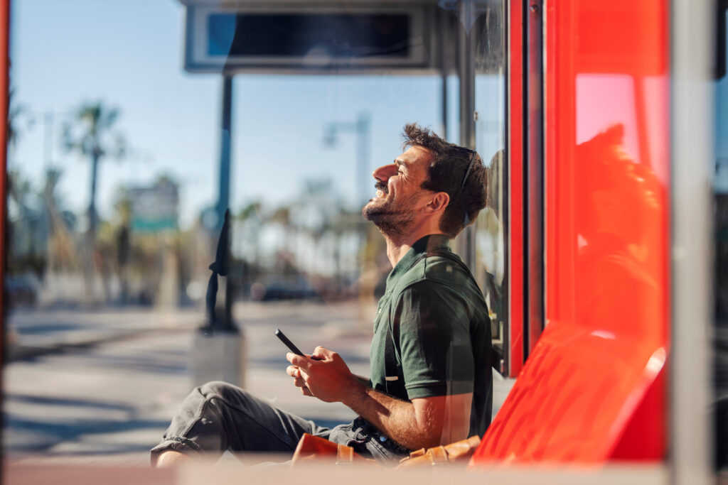 Homme a un arrêt de bus