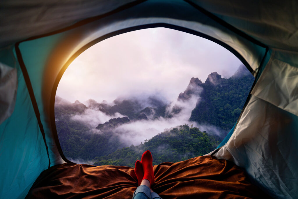 Personne allongée dans une tente