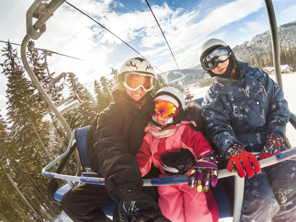 Famille en vacances au ski 