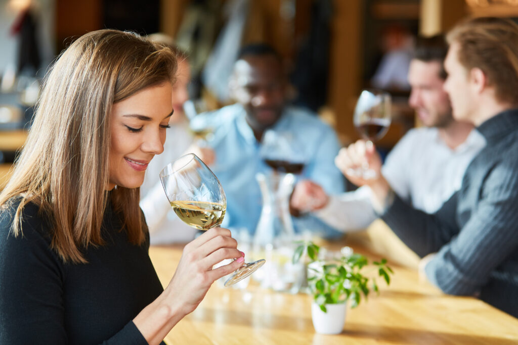 Jeune femme dégustant du vin