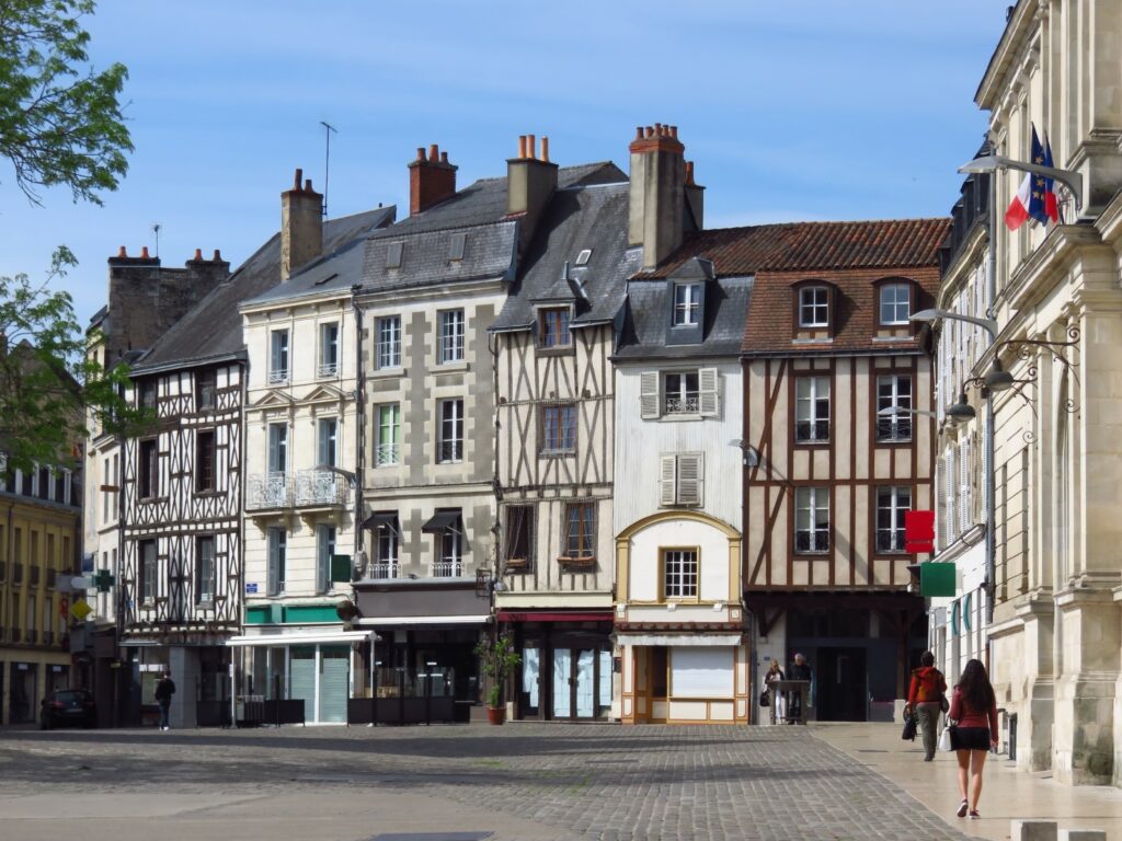 Centre ville de Poitiers, avec des maisons à colombage sur la place Charles de Gaulle 