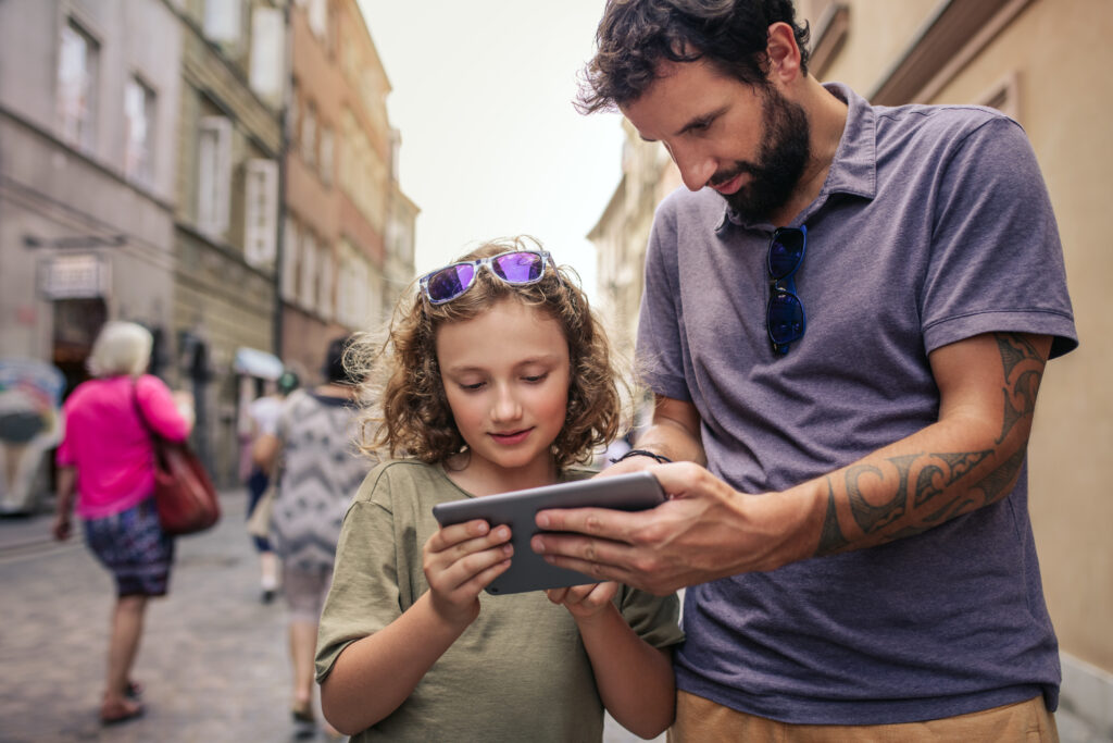 Petite fille avec son père découvrant une ville