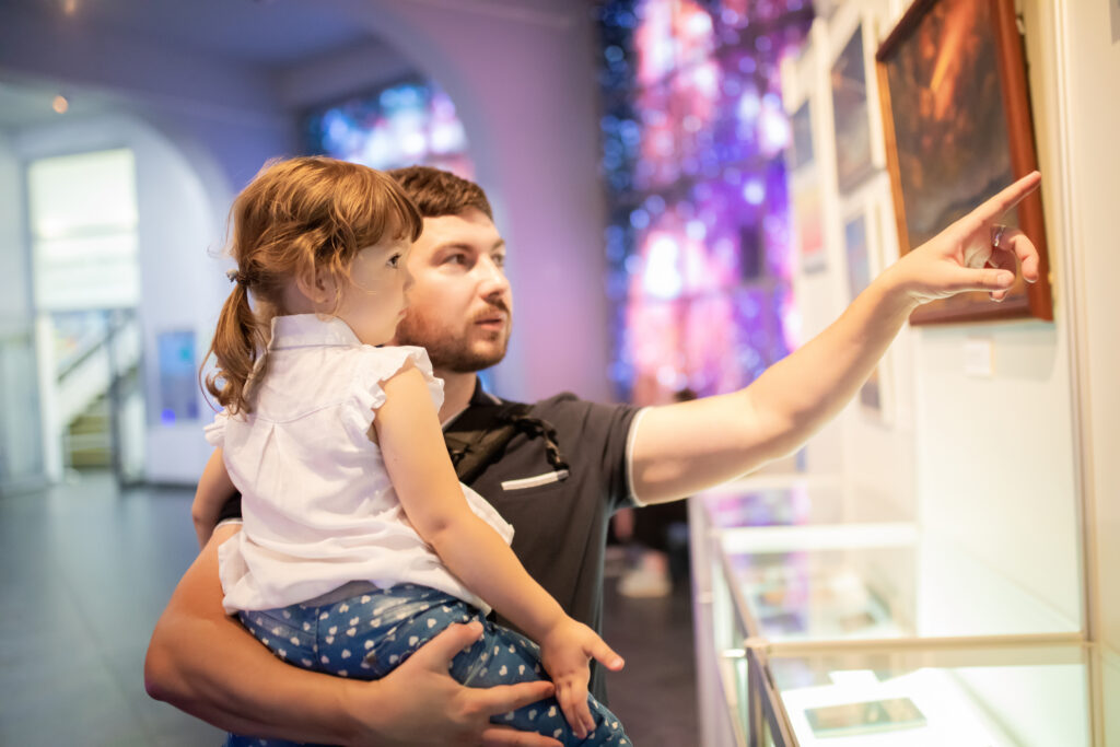 Petite fille dans un musée avec son père 