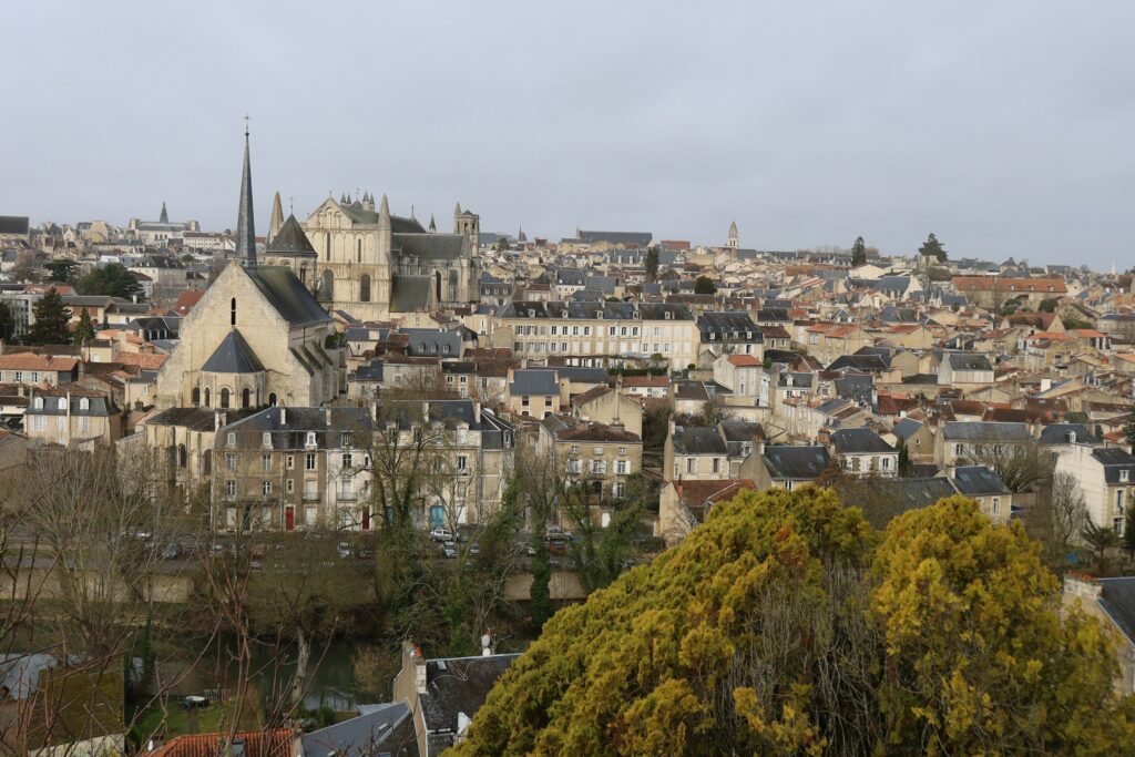 Vue d'ensemble de Poitiers depuis la falaise des dunes