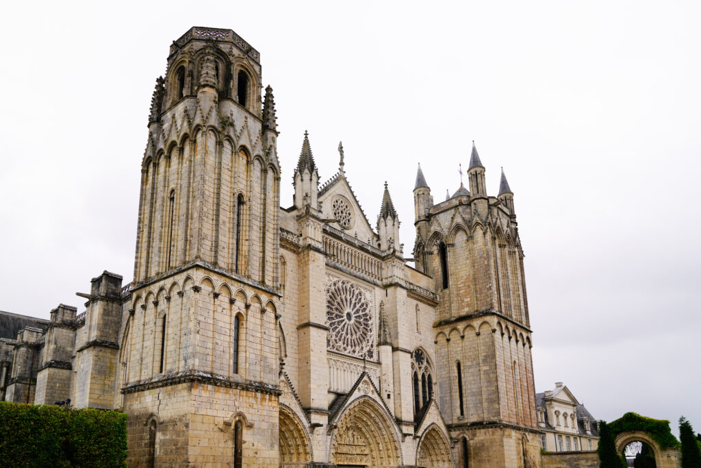 Facade de la cathédrale Saint-Pierre à Poitiers 