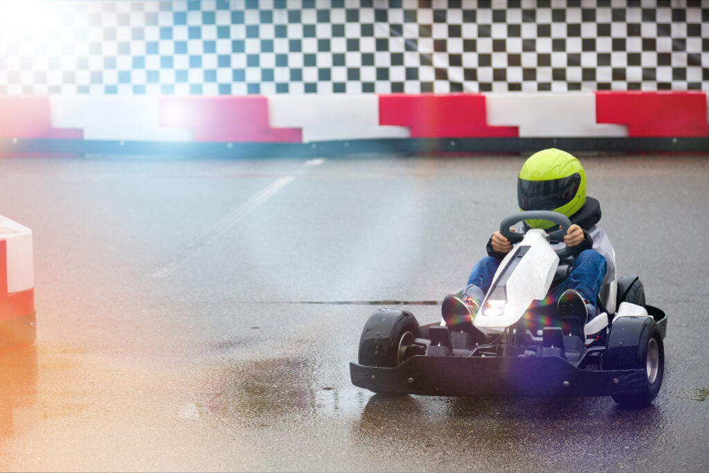 Enfant faisant du karting 