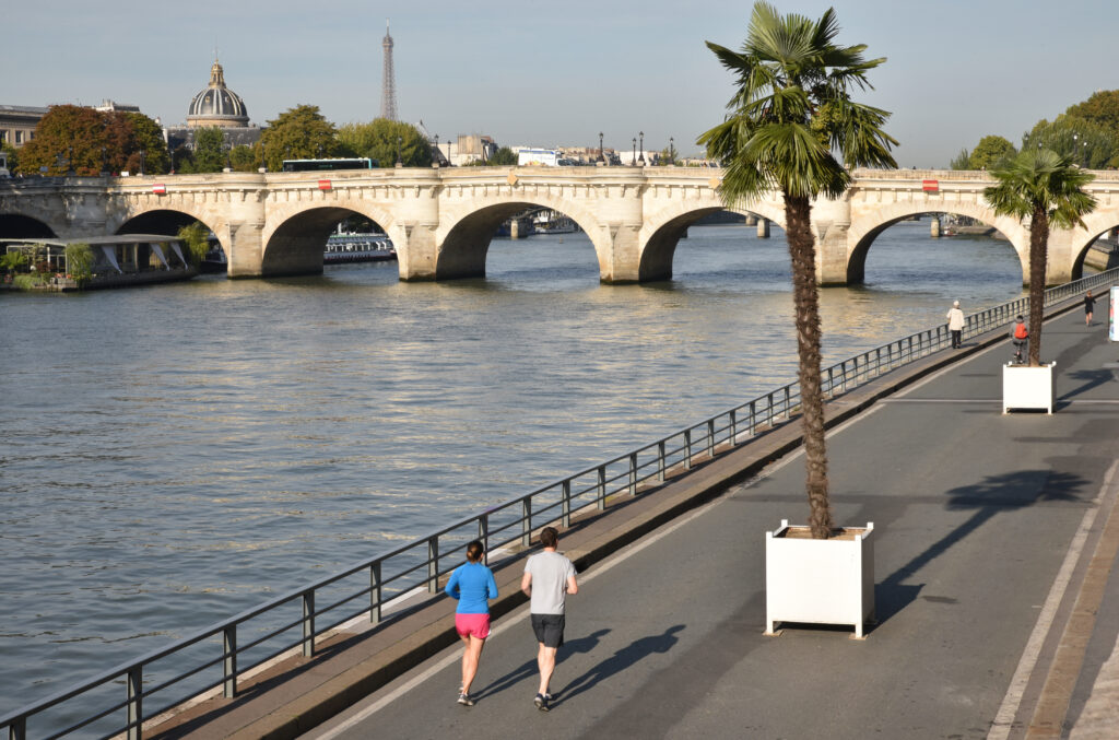 Jogging sur les quais de Seine à Paris en été, France