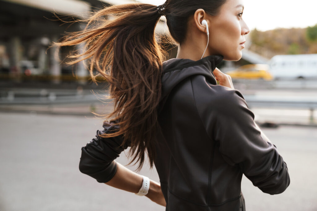 Jeune femme en train de courir