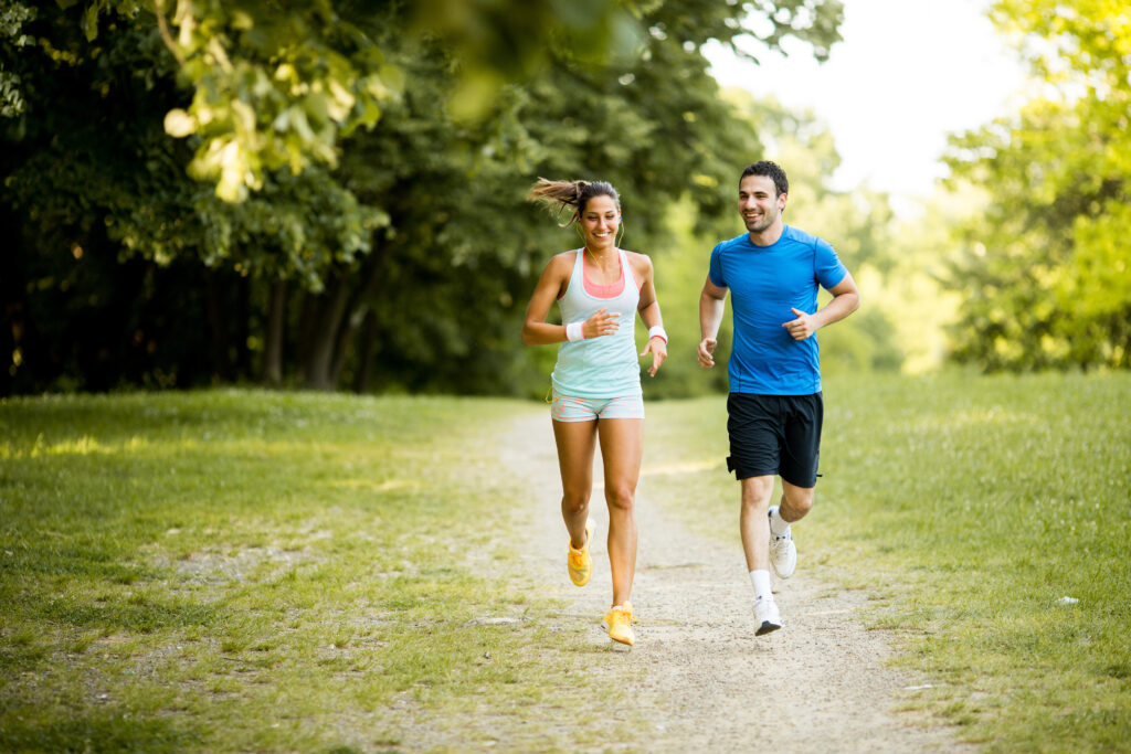 Couple en train de courir 