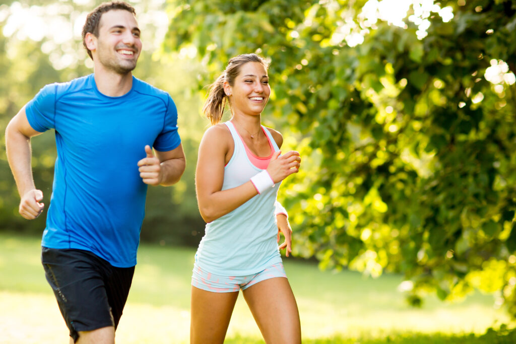 Couple en train de courir 