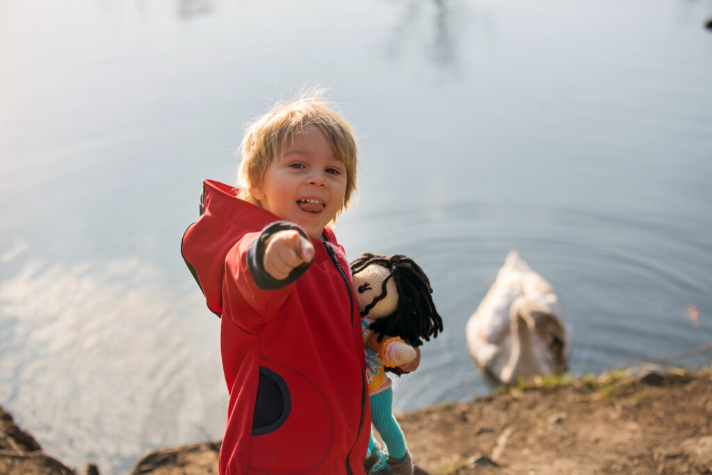 Enfant au bord d'un lac