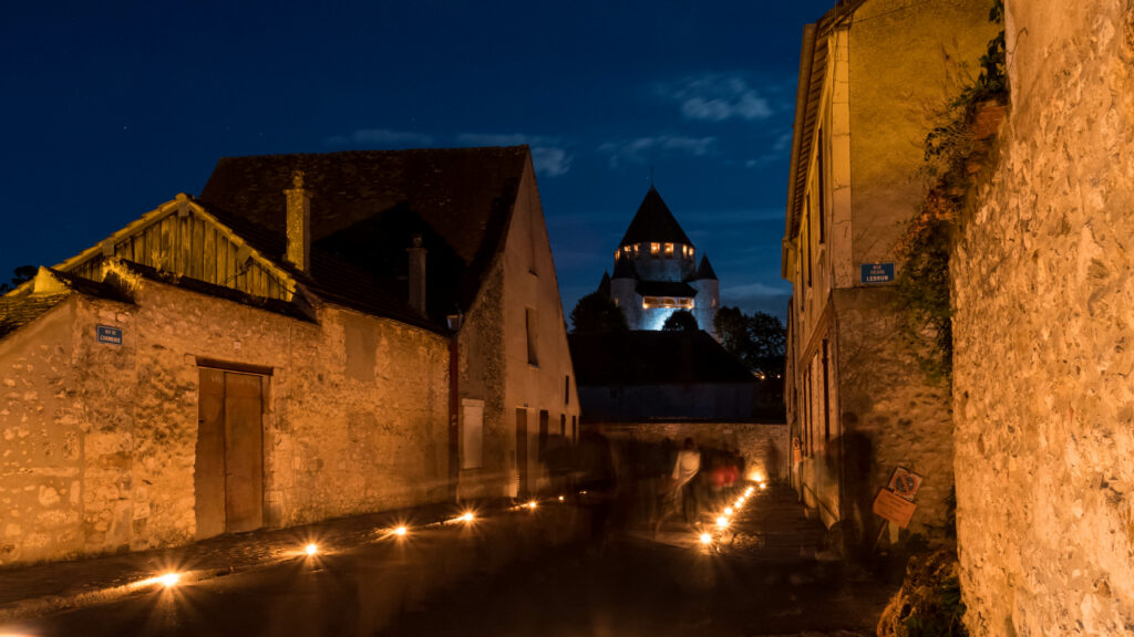 Provins de nuit avec des chandelles dans les rues