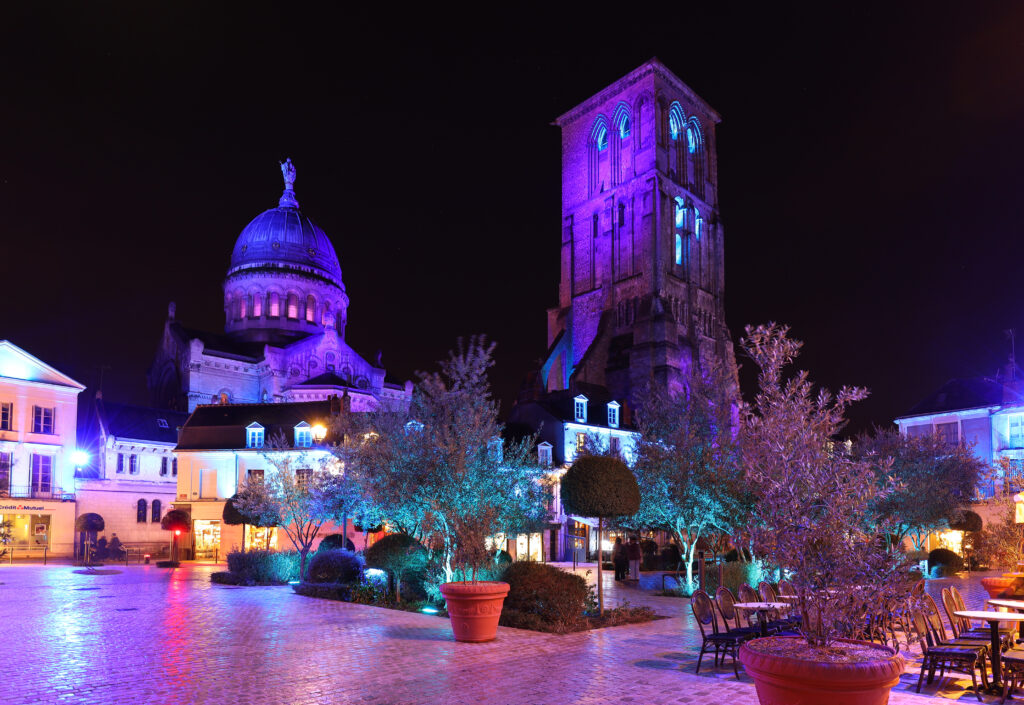 La place de Châteauneuf parée de ses habits de lumière.