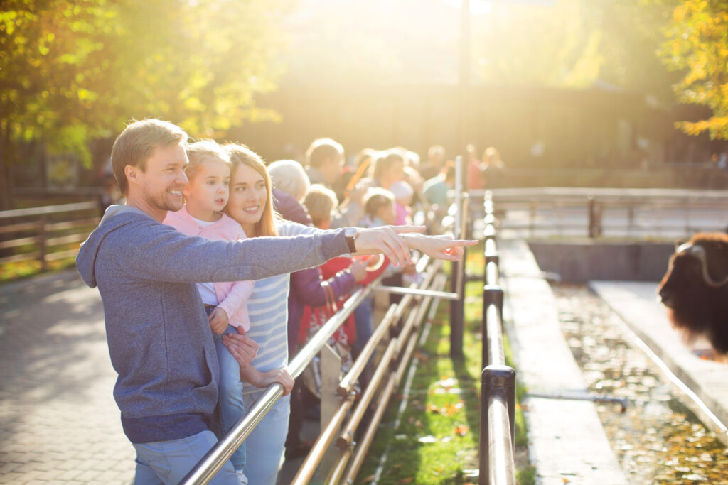 Famille au zoo