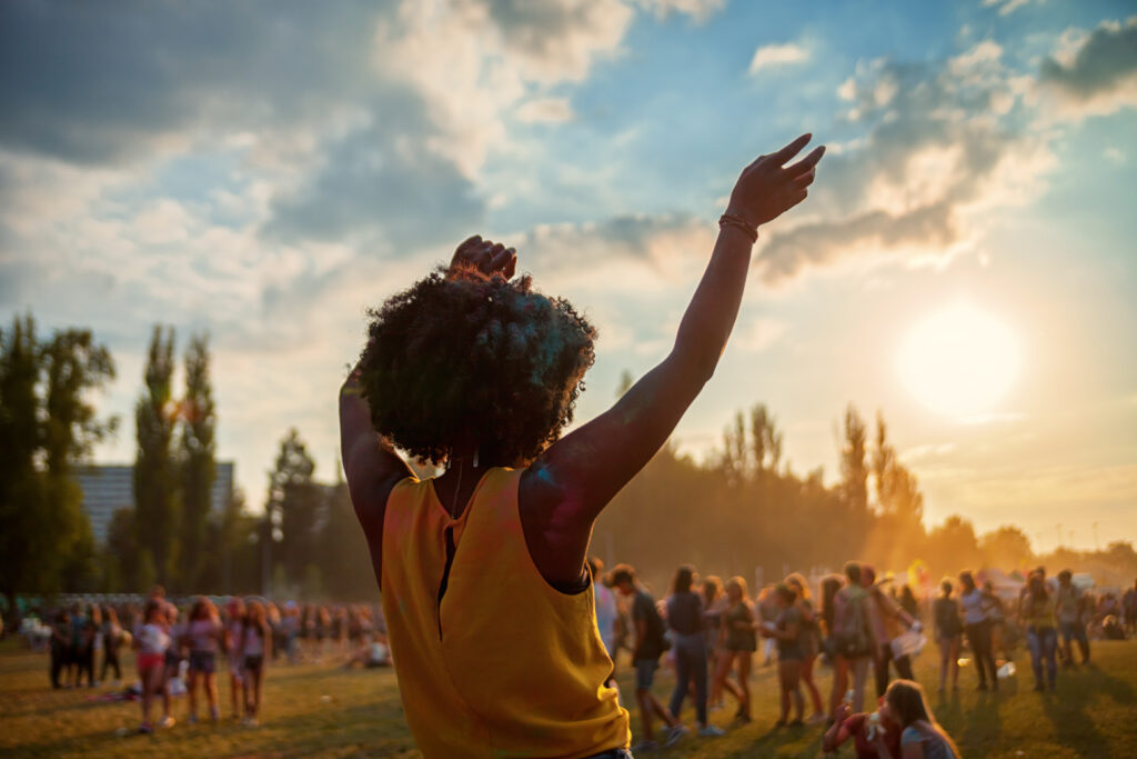 Femme danse dans un festival : 10 Festivals Musicaux à Paris et Alentours en 2024