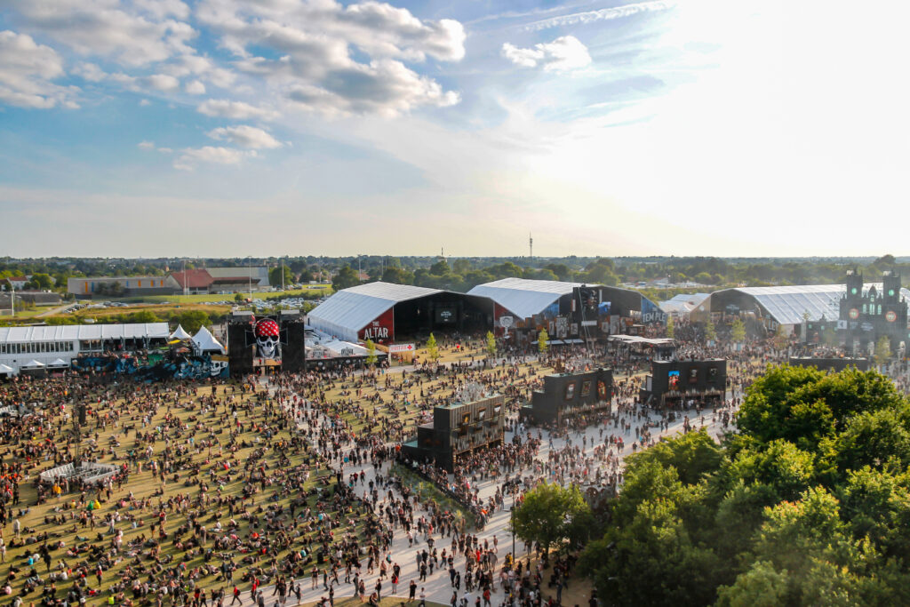 Le Hellfest, un des 10 festivals musicaux incontournables en Bretagne en 2024