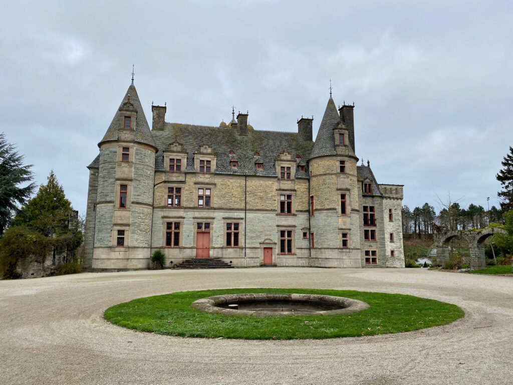 Le château des Ravalet