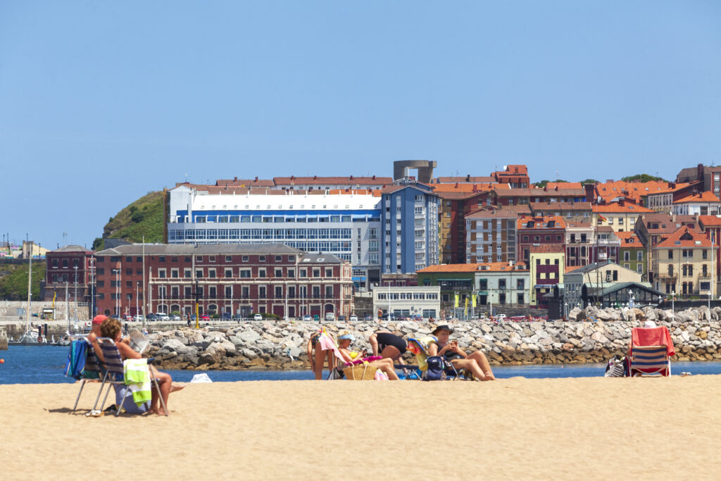 La plage de Poniente ou Pando