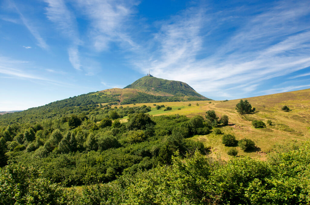 Le volcan du Puy de Dôme situé dans  le Parc Naturel Régional des Volcans d'Auvergne