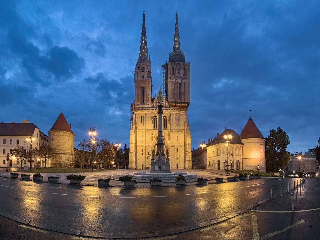 La cathédrale de Zagreb de nuit