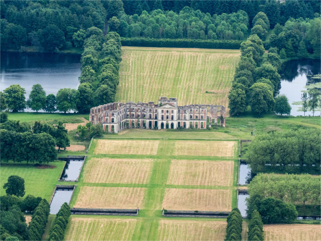 Vue aérienne du château  de La Ferté-Vidame