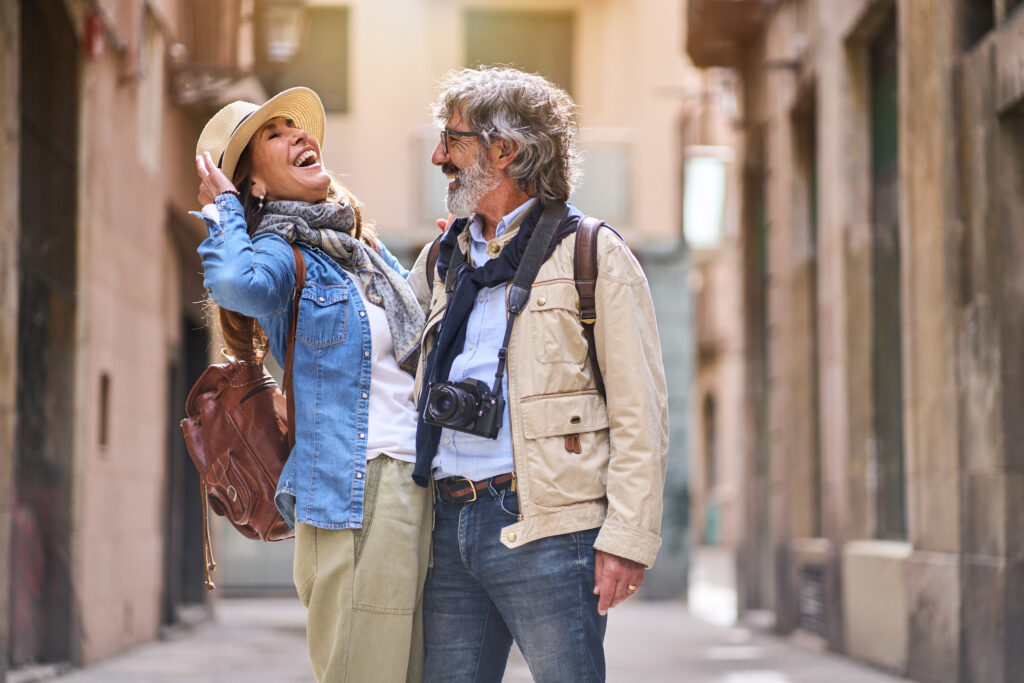 Couple visitant une ville 