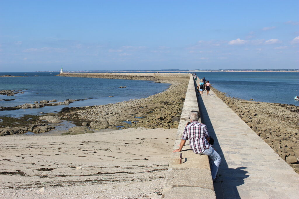 Promeneurs sur la jetée du Tréhic (Le Croisic)