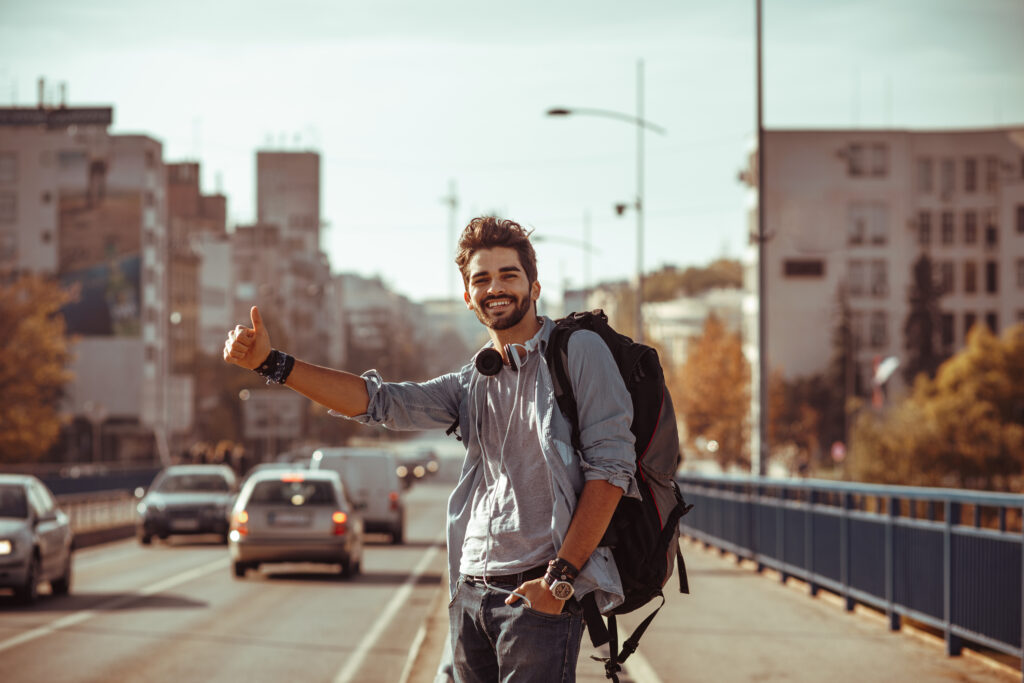 Jeune homme faisant de l'auto stop