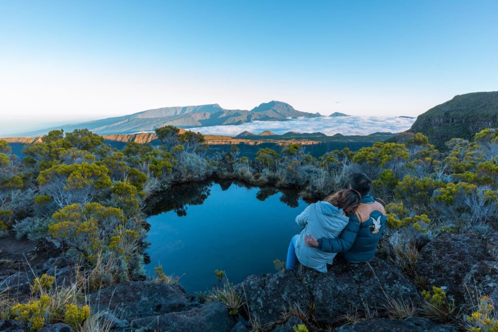 Couple admirant le Piton des Neiges