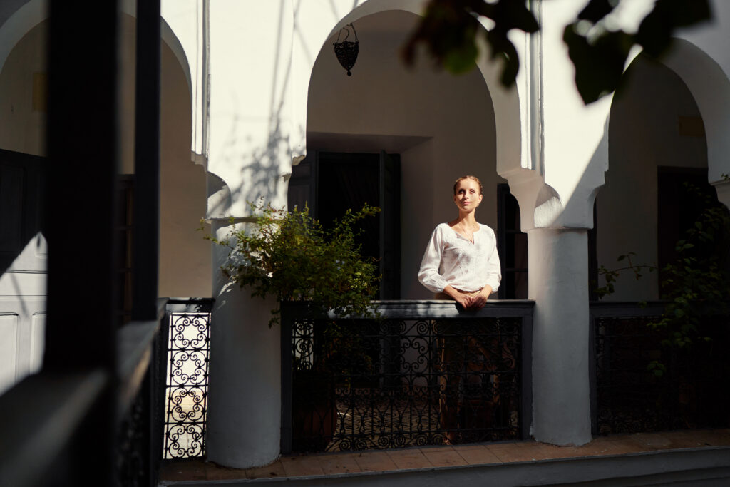 Jeune femme dans un riad 