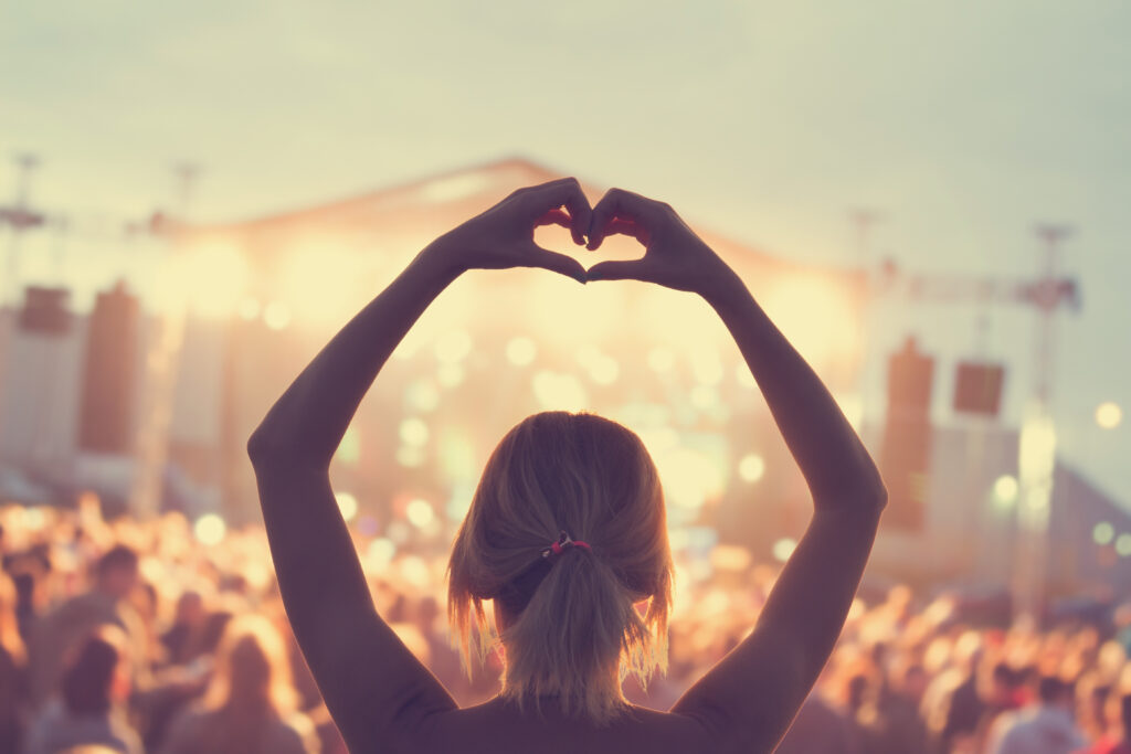 Femme pendant un festival 