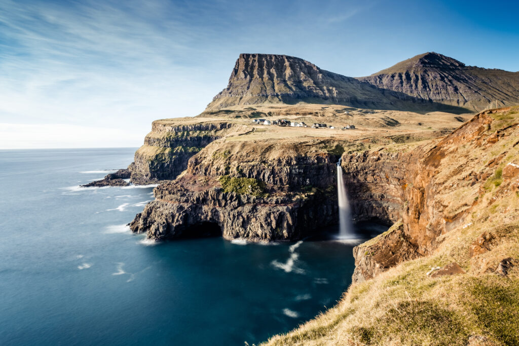 Cascade de Gasadalur aux îles Féroé  