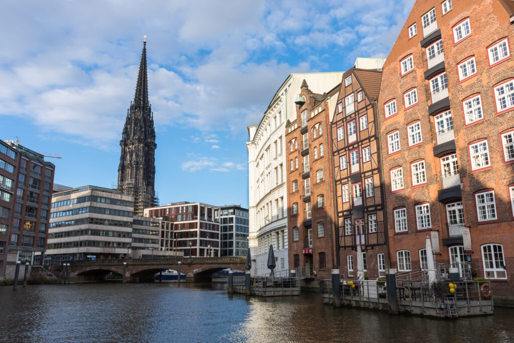 Vue sur Hambourg avec en fond l’église Saint-Nicolas