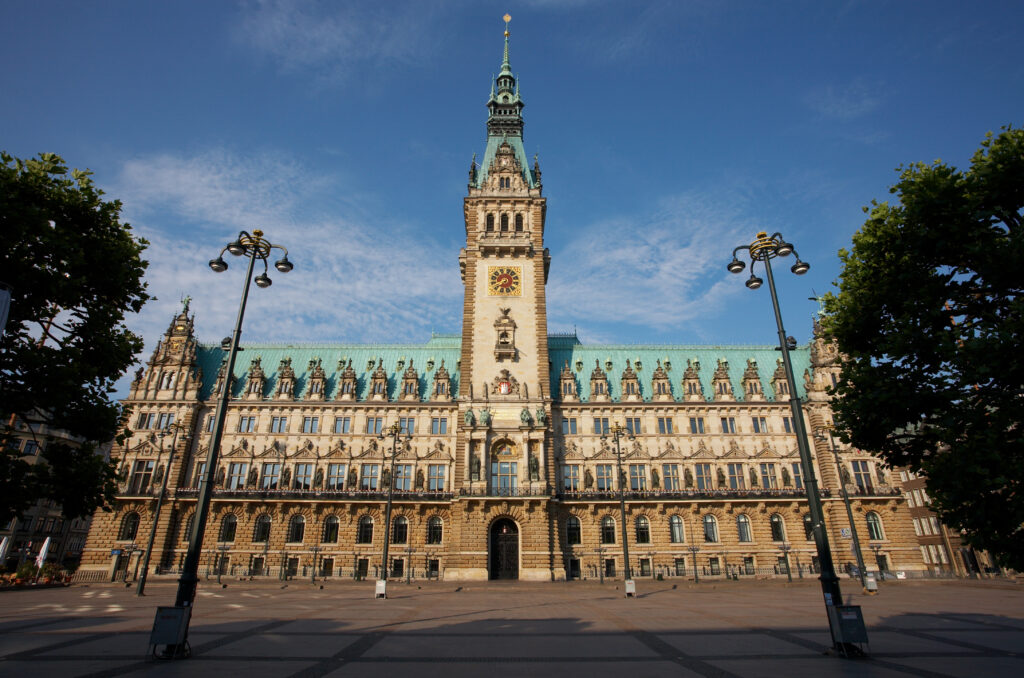 Vue sur le superbe hôtel de ville de Hambourg