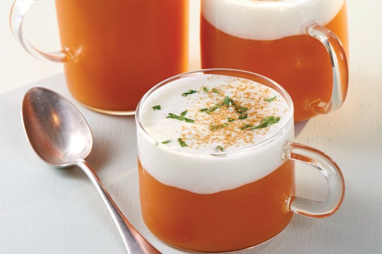Cappuccino glacé de carotte et crème au cumin - © Livre « Très bien merci ! Le nouveau coaching minceur & bien-être » paru aux éditions culinaires. Auteurs : Joël Robuchon, Patrick Pierre Sabatier et Véronique Rousseau. Photographes: Sandra Visonneau et Françoise Nicol.