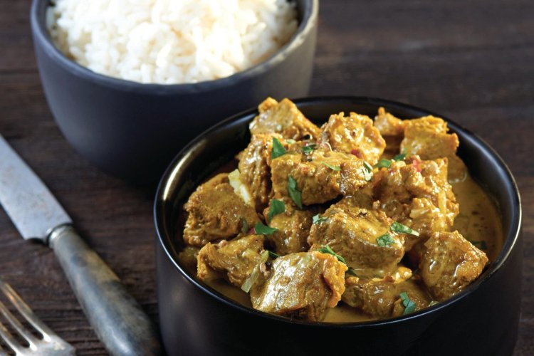 Curry rouge d'agneau - © Livre « Très bien merci ! Le nouveau coaching minceur & bien-être » paru aux éditions culinaires. Auteurs : Joël Robuchon, Patrick Pierre Sabatier et Véronique Rousseau. Photographes: Sandra Visonneau et Françoise Nicol.