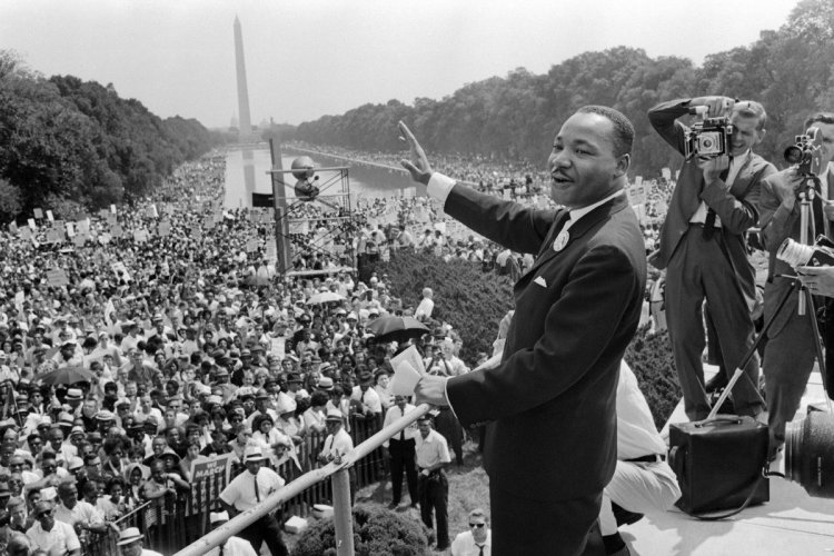 ÉTATS-UNIS, Washington. Le 28 août 1963, Martin Luther King, salue la foule de ses partisans devant le Washington Monument. Il y prononce un discours historique en concluant par la fameuse anaphore